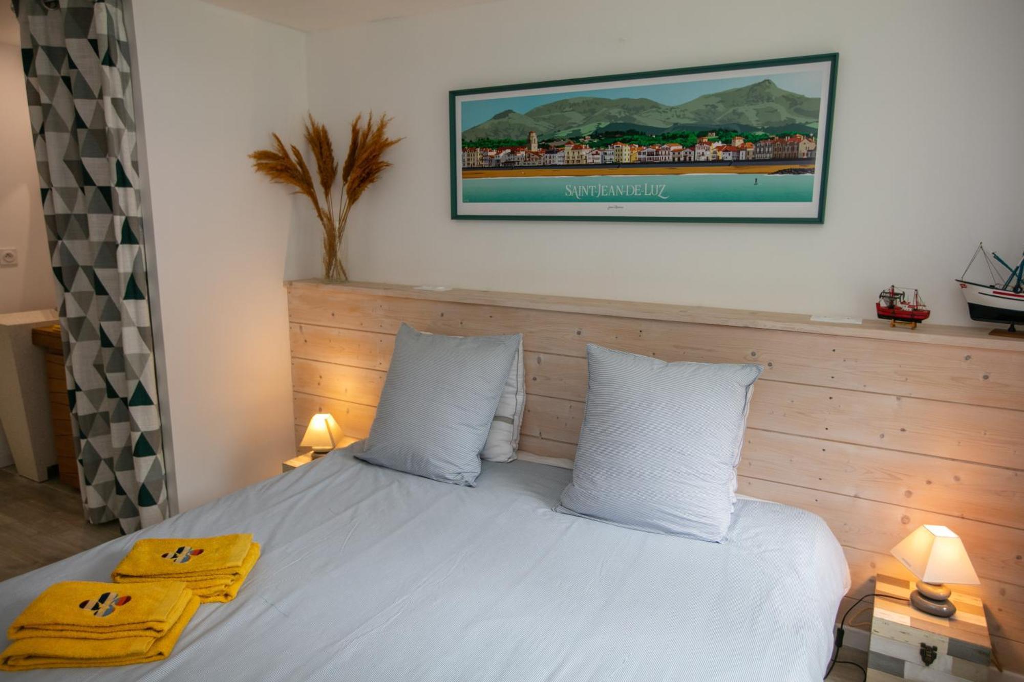 Erreka Txikia Bed & Breakfast Urrugne Room photo